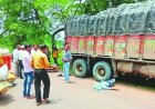 ट्रक के पहिए के नीचे आए 4 साल के बेटे व पिता की मौके पर मौत